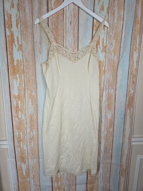 Wonder Maid Vintage Women’s Lace Trim Slip Dress - Cream. Size 38 Style 2924